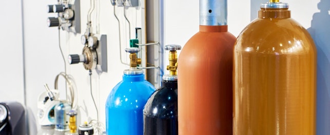 Butle z gazem oraz sprzęt służący do jego pomiarów.